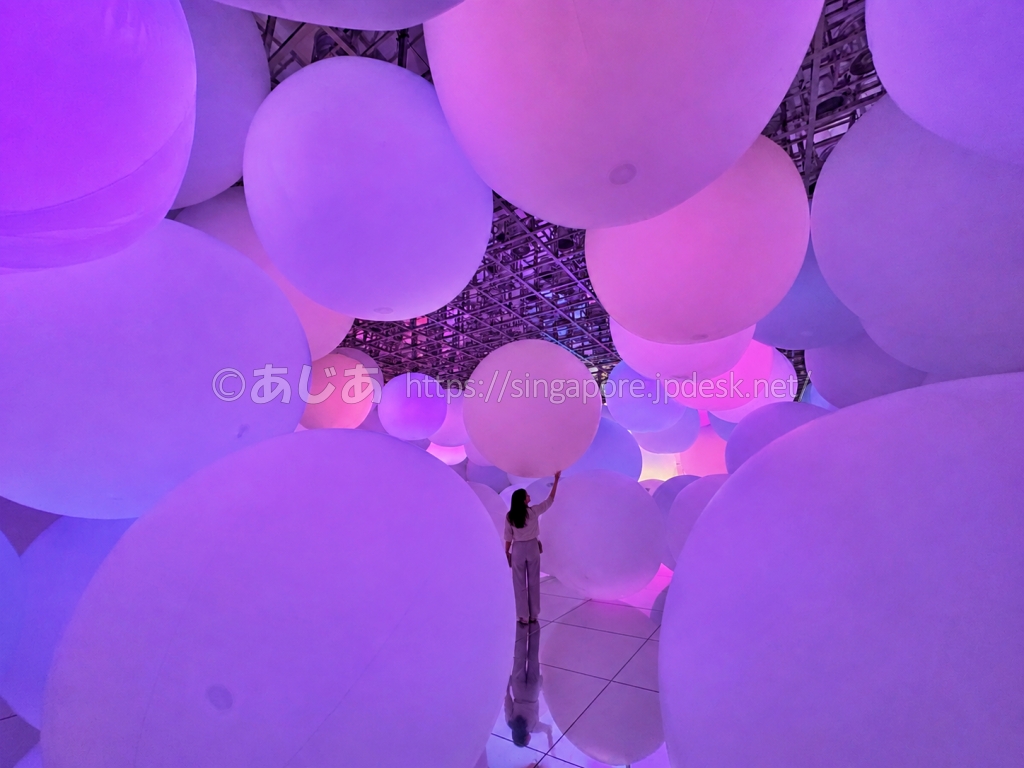 巨大な光の球体を押して遊ぶマカオ・チームラボの展示