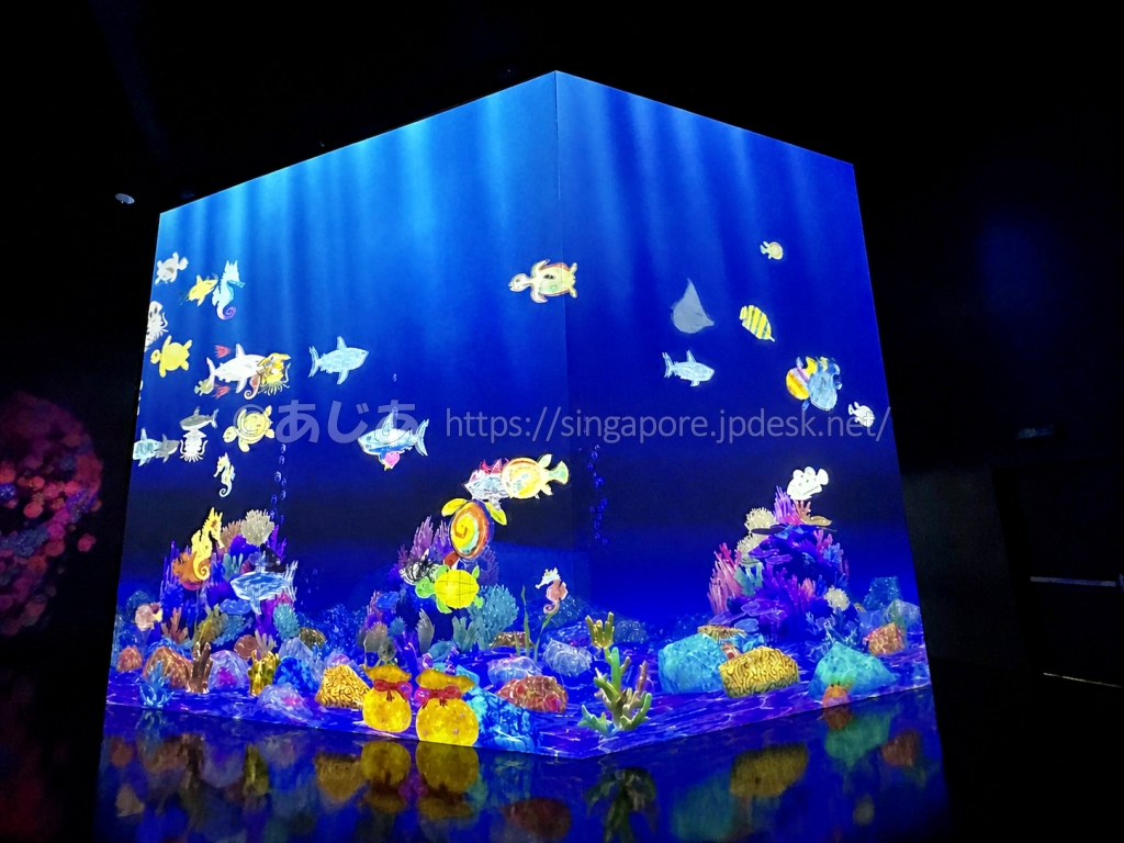 来場者が描いた魚が泳ぐ巨大なデジタル水族館