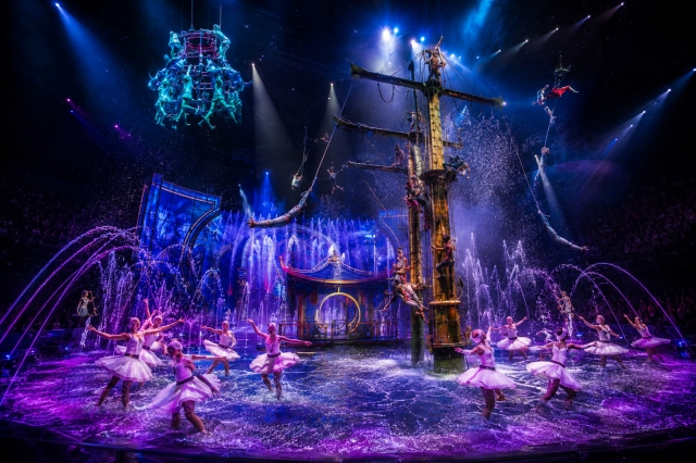 水上ショー「ハウスオブダンシングウォーター」の体験場面をまとめた写真