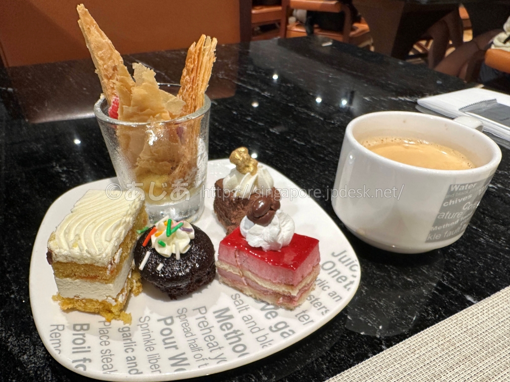 スポットライトで食べたケーキ、チョコレート、パイとコーヒー