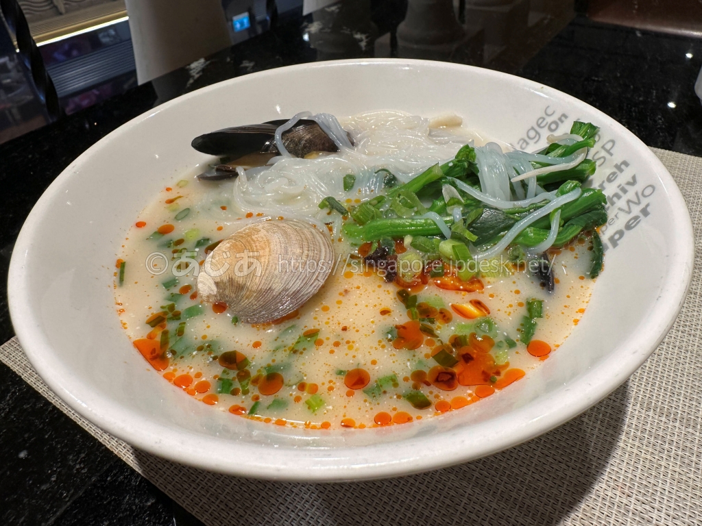 スポットライトで作った貝、エビ、青菜入りの海鮮麺