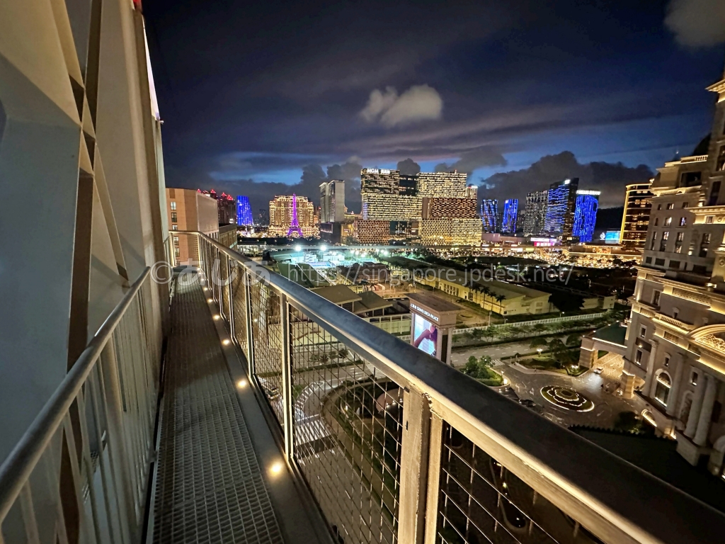 ZIPCITYマカオのタワー外周通路から見えるコタイの夜景