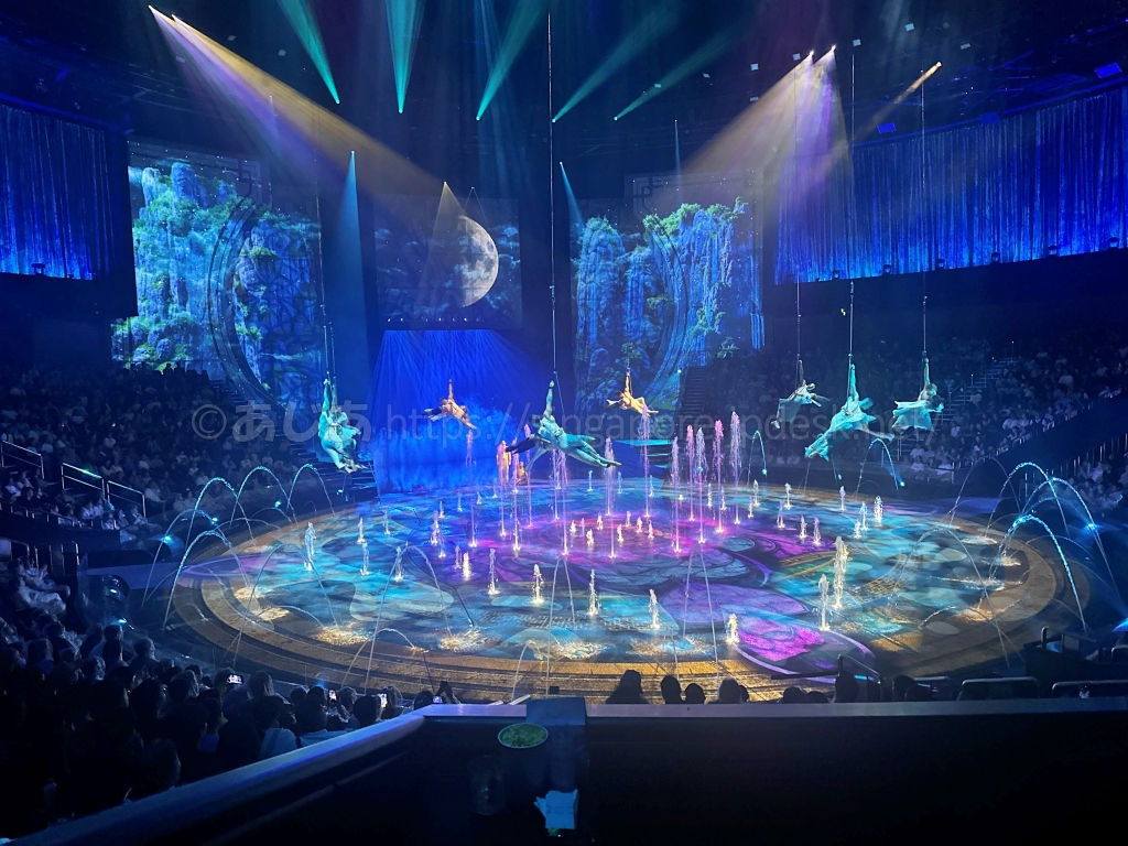 月夜の映像と噴水を背景にアーニ姫の幻を表す演者が空中を舞う場面