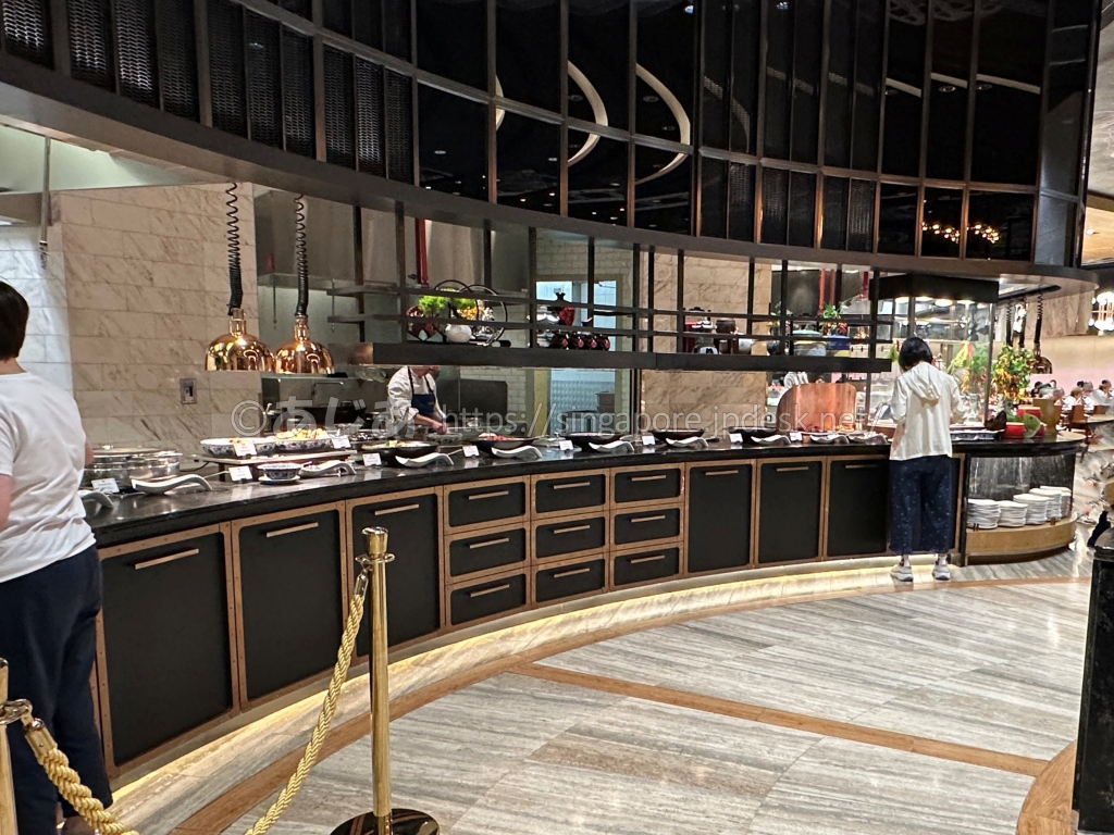 スポットライトのキッチンに直結した温かい料理のビュッフェカウンター