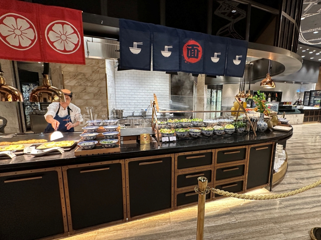 スポットライトの麺の暖簾が掛かったライブヌードルステーション