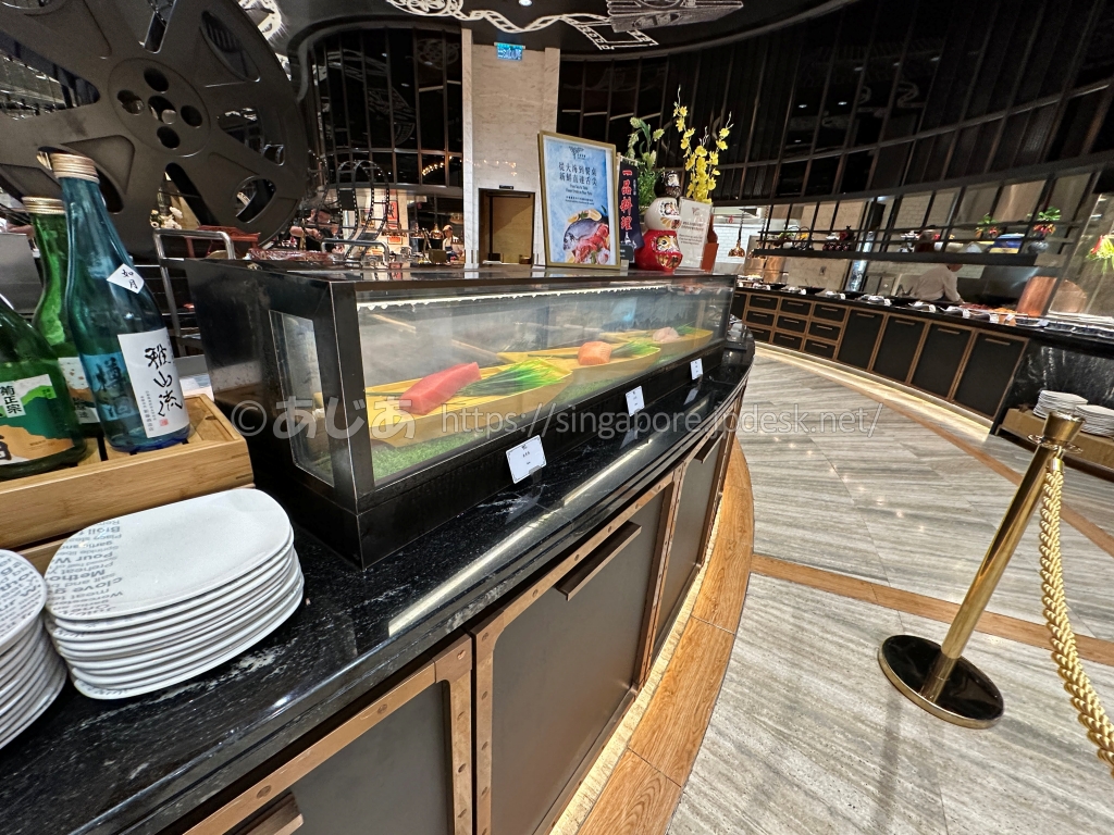 スポットライトのマグロとサーモンの刺身コーナー