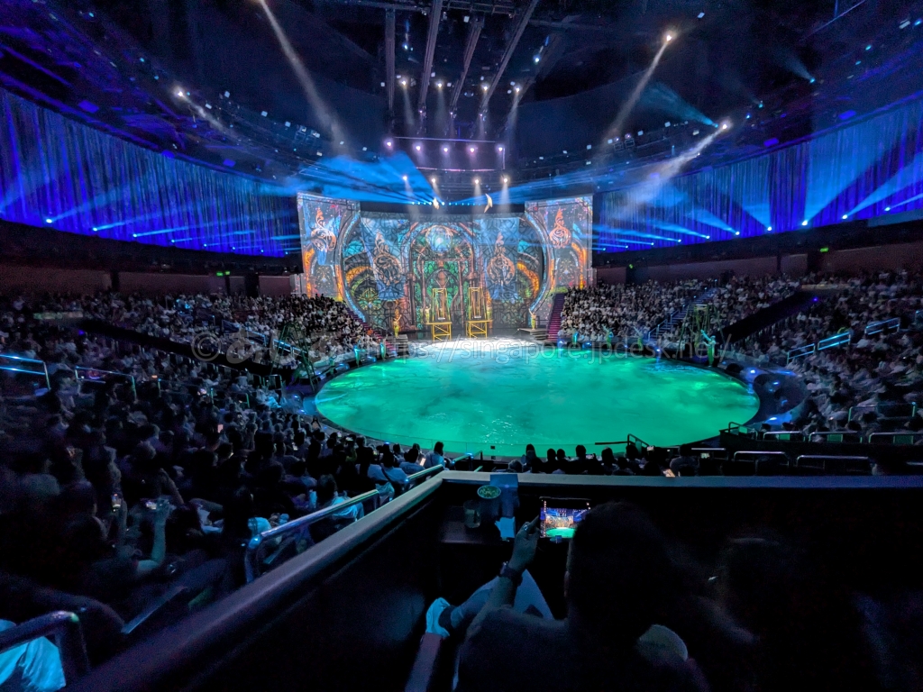 ザハウスオブダンシングウォーターの中央に配した約1,700万リットル、深さ9メートルの巨大プール