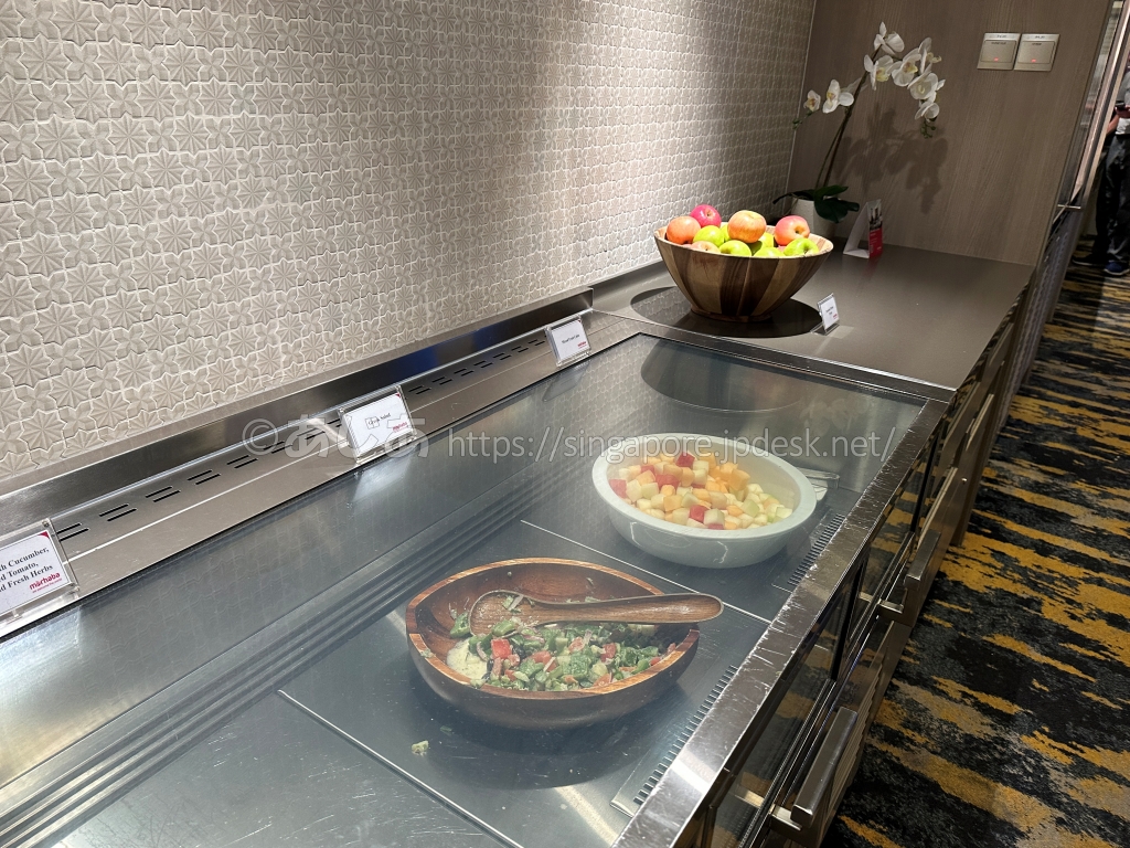 Marhaba Loungeのサラダとフルーツ