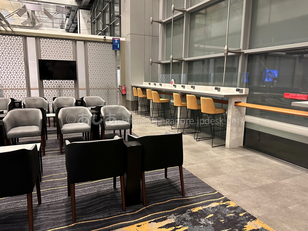 Marhaba Loungeの一人掛けチェアと窓側カウンター席