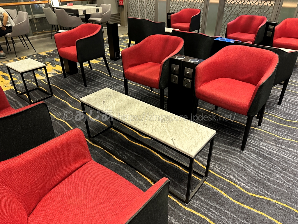 Marhaba Loungeの赤い一人掛けチェアと電源