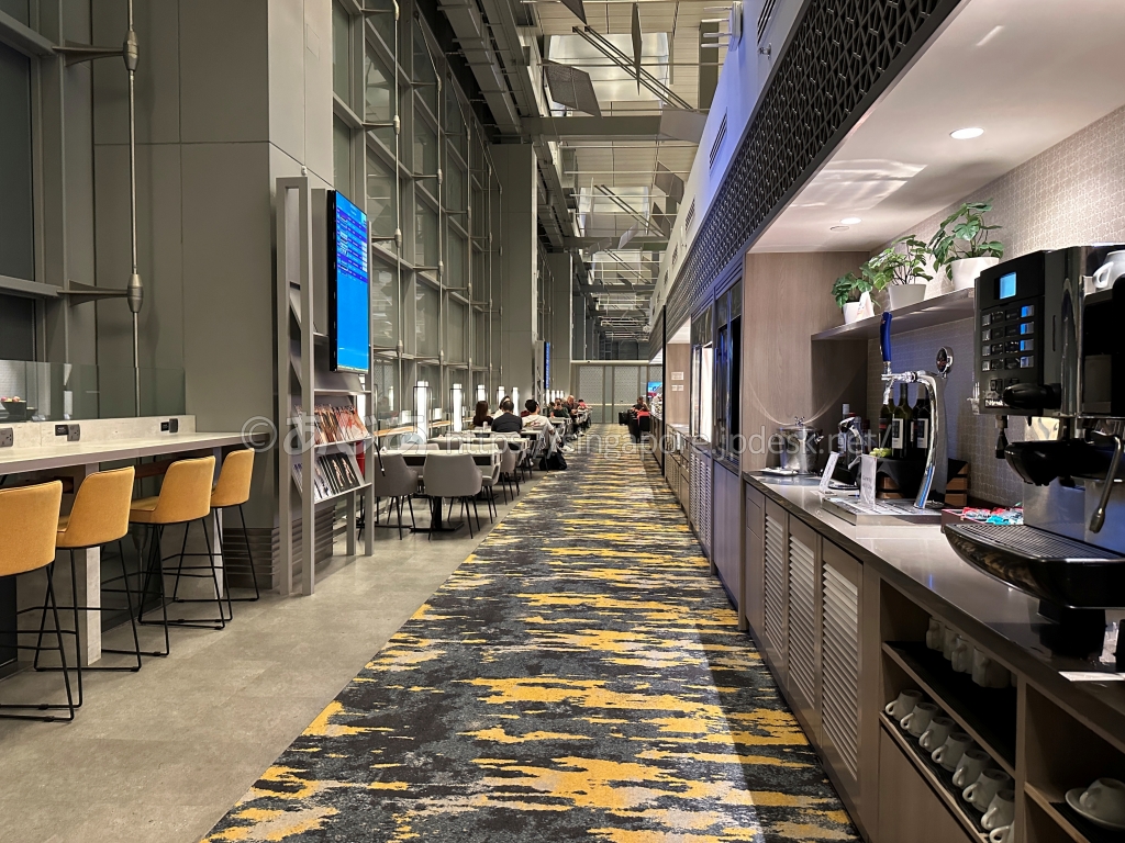 奥まで細長く続くチャンギ空港T3のMarhaba Lounge