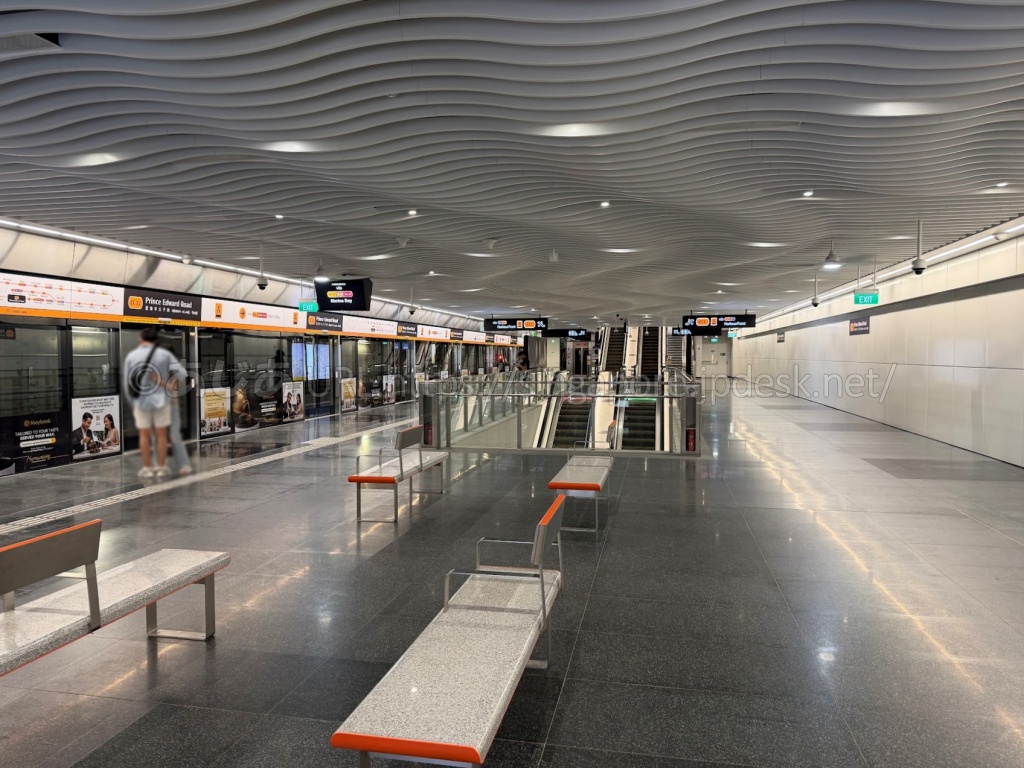 |波状の天井が特徴のPrince Edward Road駅ホーム