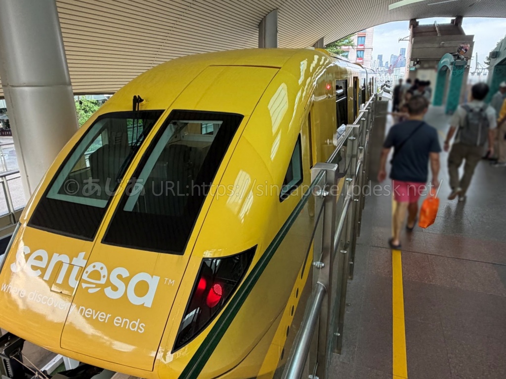 VivoCityからセントーサ島へ向かう黄色いSentosa Express