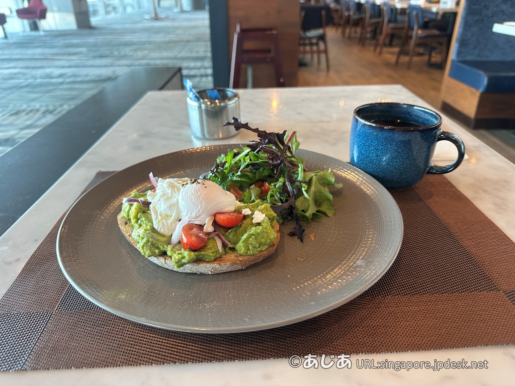 The Kitchen by Wolfgang Puckで注文したアボカドトーストとコーヒー
