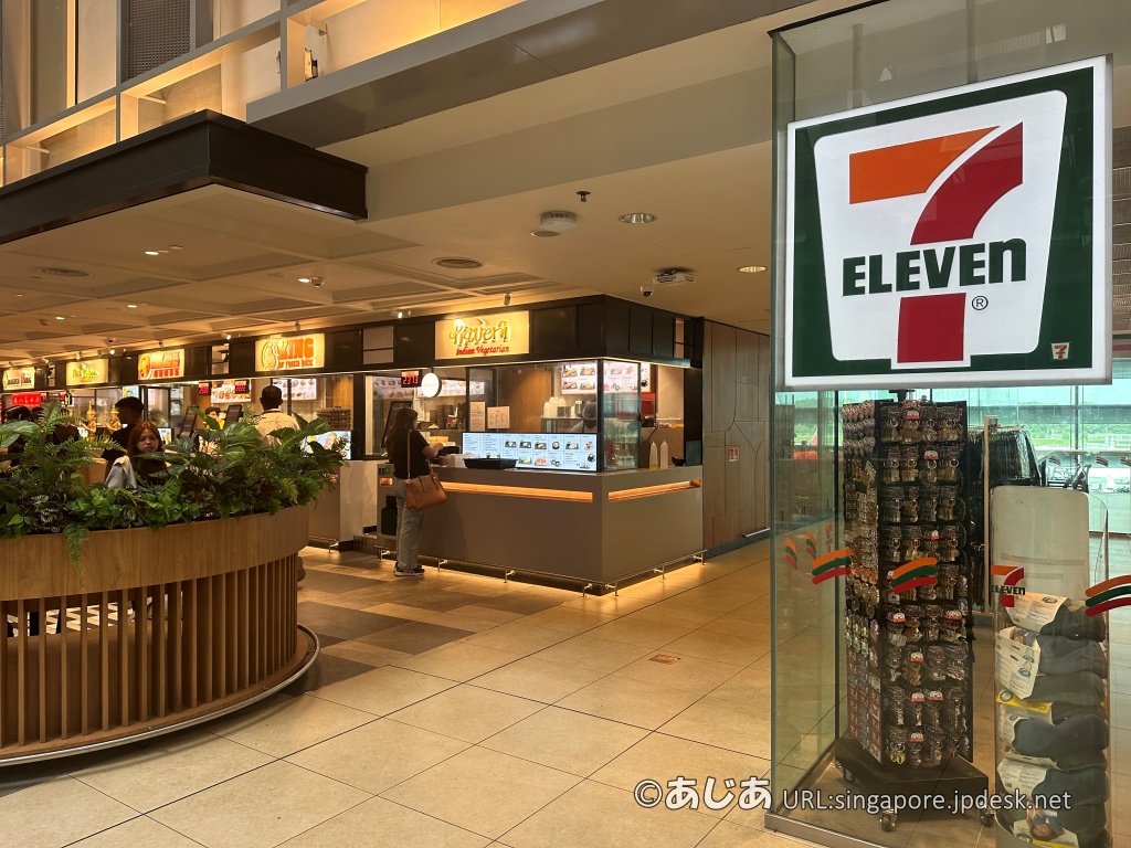 セブンイレブンの看板と隣接するフードコート