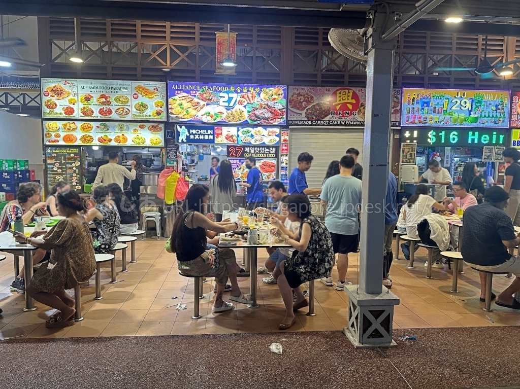 ニュートンフードセンター27番のAlliance Seafoodと食事をする客