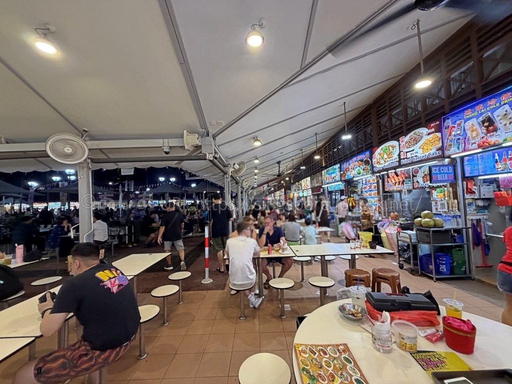 夜のニュートンフードセンターに並ぶ明るい屋台と客席