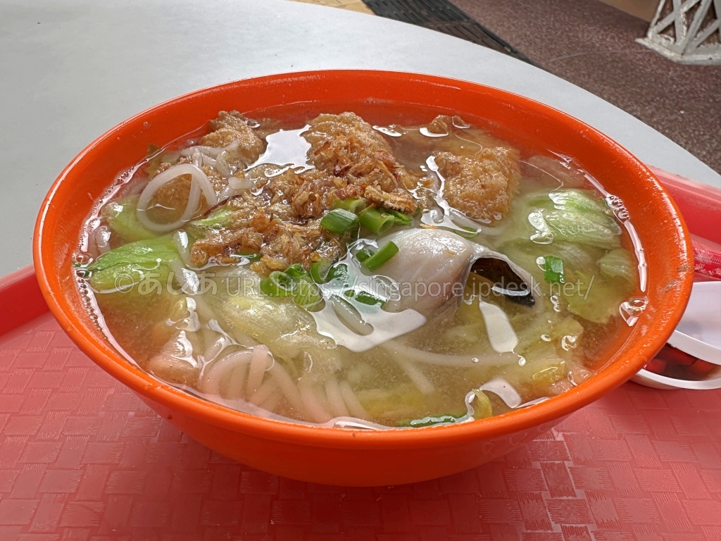 Kwang Keeの揚げ魚と太いビーフンが入ったスープ