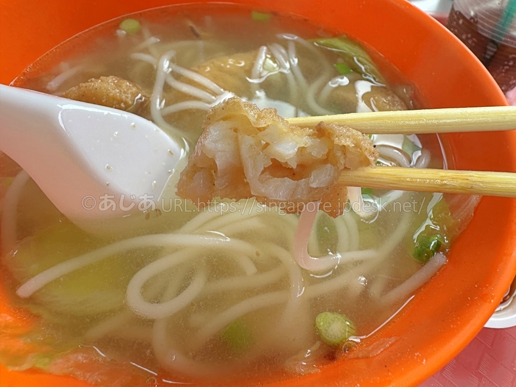 Kwang Keeのスープを吸った揚げ魚の断面
