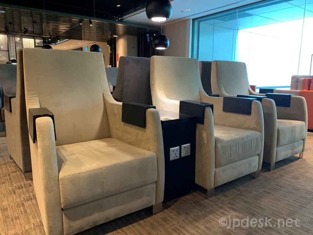 Marhaba Loungeの電源とUSBを備えた座席