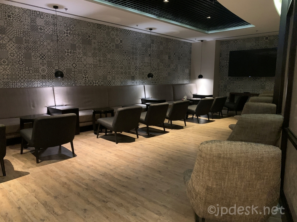Marhaba Loungeの照明を落とした休憩エリア