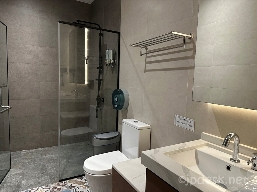 SATS Premier Loungeのトイレと洗面台付きシャワールーム