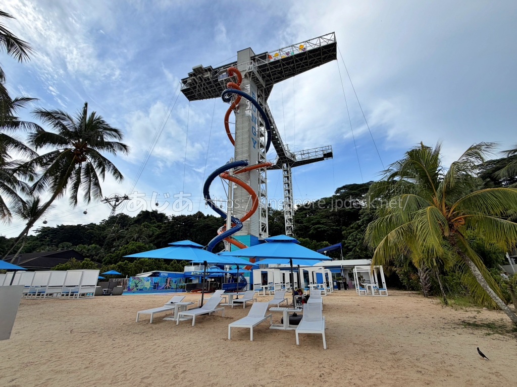 シロソビーチにあるスカイパーク・セントーサのスカイスライド全景