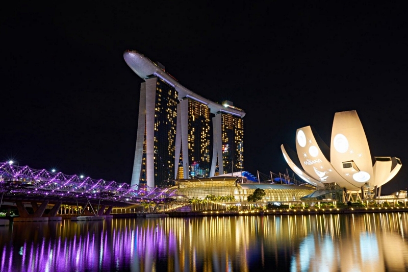 水面を照らすマリーナベイサンズとアートサイエンスミュージアムの夜景