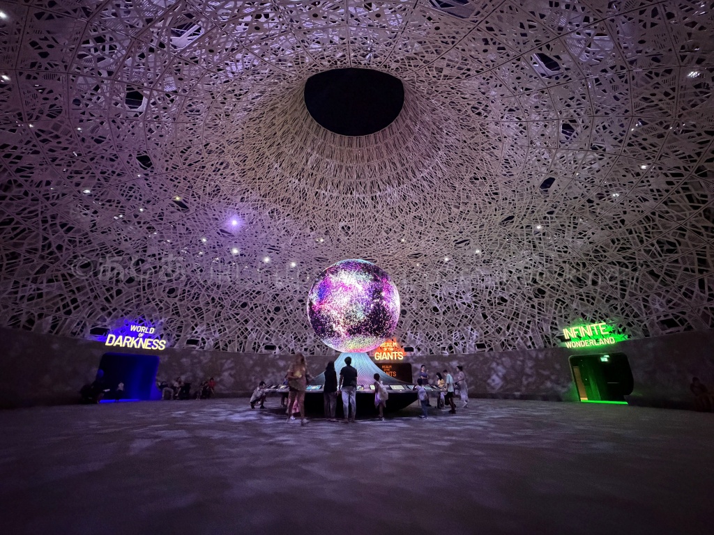 Exploria館内の中央エリアにある光る巨大な球体と各テーマエリアの入口
