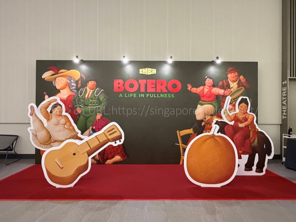 ボテロ展の人物パネルが並ぶ記念撮影スポット
