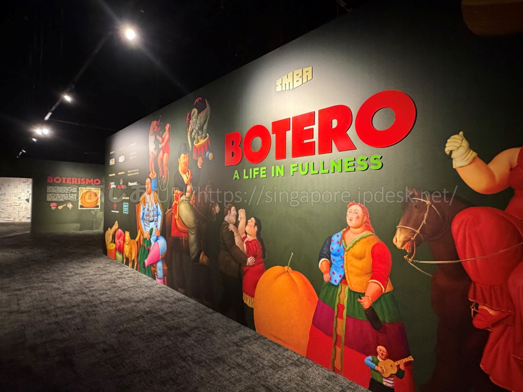 ボテロの作品モチーフに彩られた展示ゾーン入口