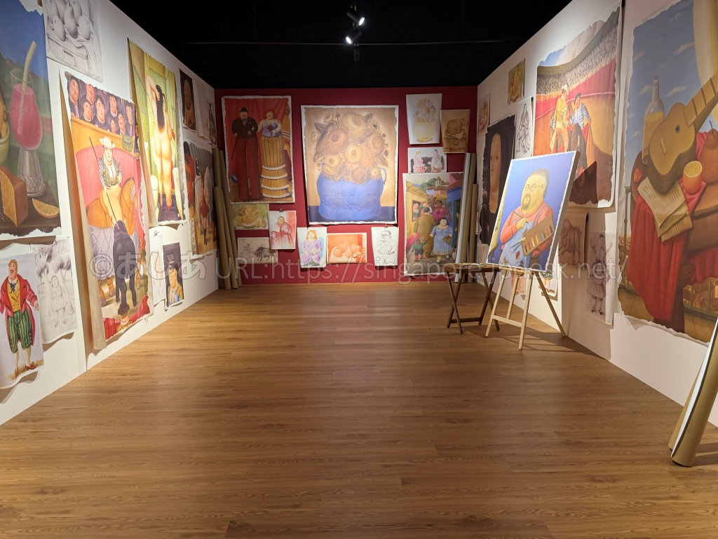 ボテロ作品のイメージが壁一面に並ぶアトリエ風展示
