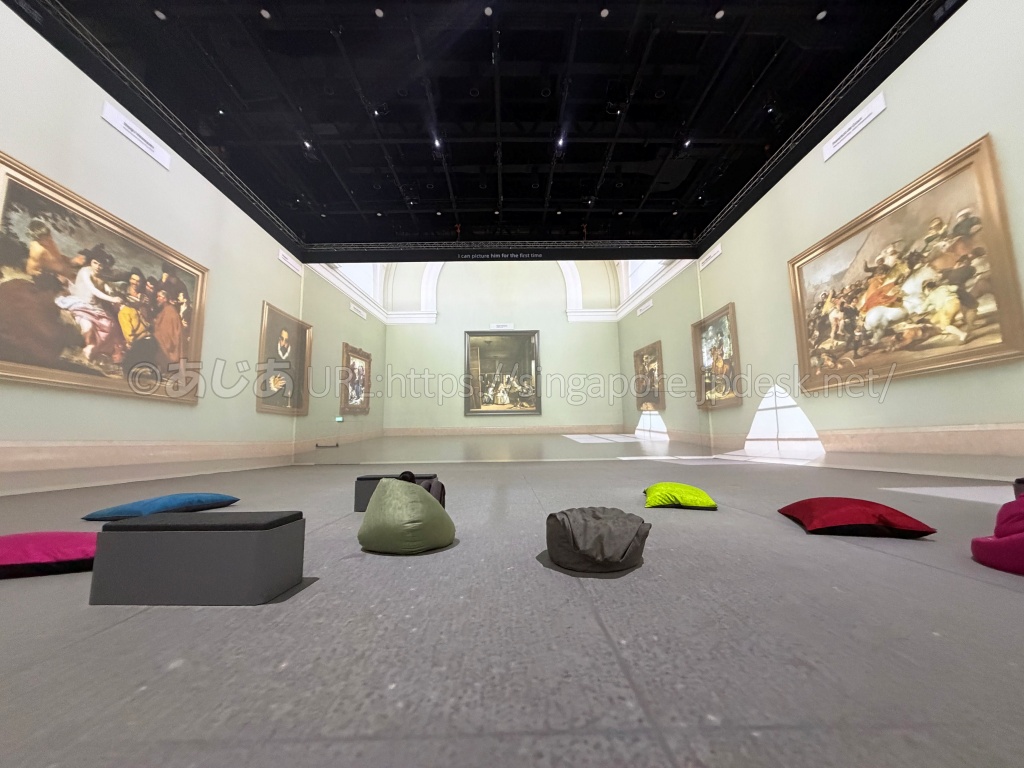美術館の名画が三面に投影されたボテロの没入型展示