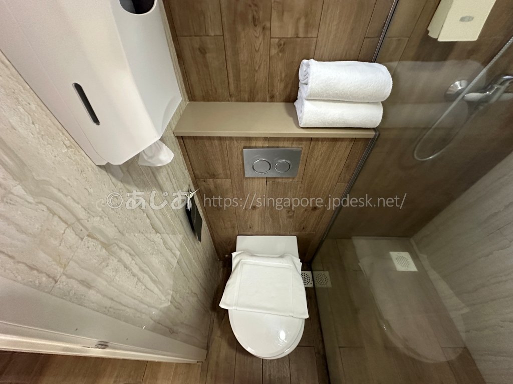 ホテル81プレミアスターのトイレとシャワーブース
