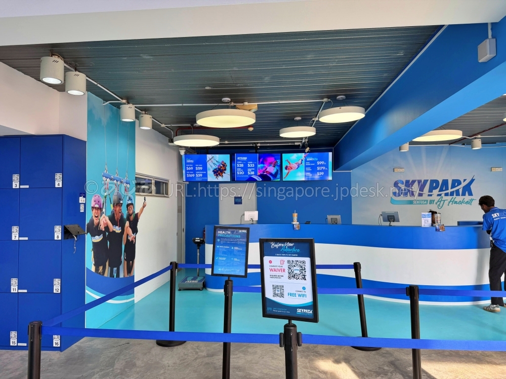 青を基調としたSkypark Sentosa by AJ Hackettのチケットカウンター