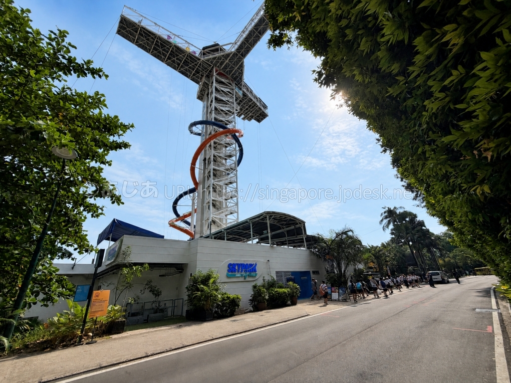 シロソビーチ沿いに立つSkypark Sentosaのバンジータワーと入口