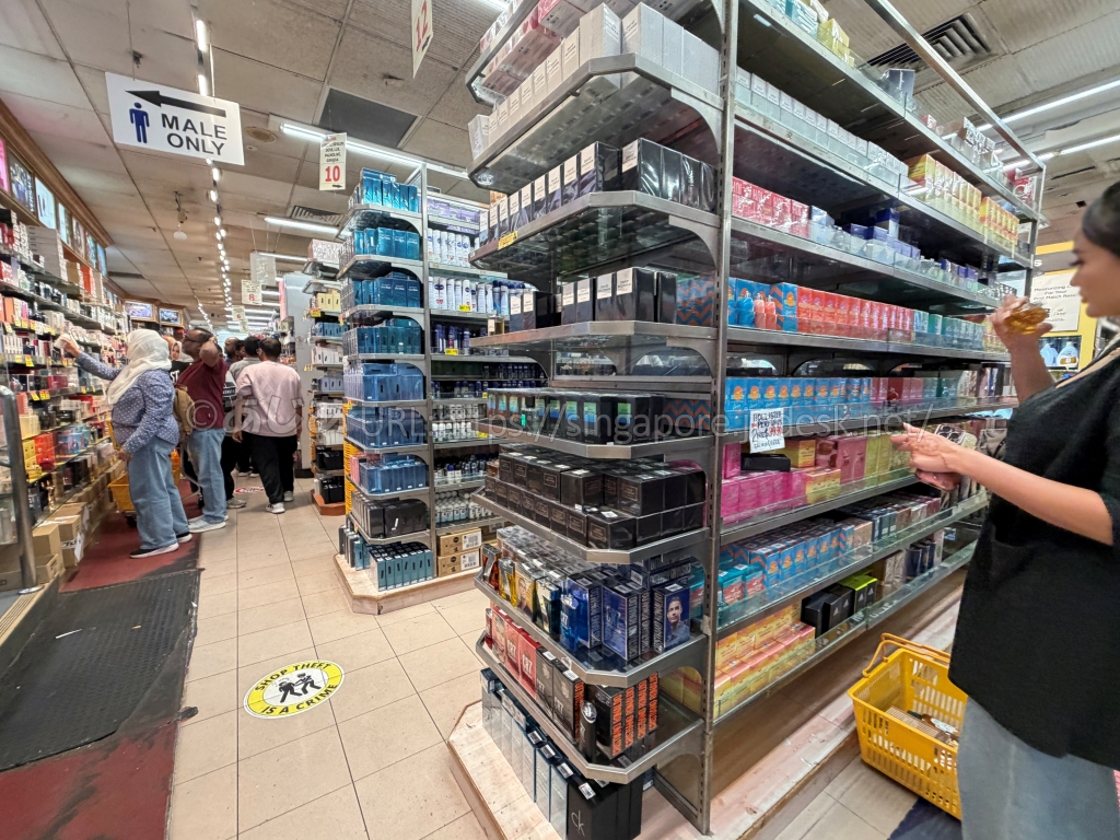 ムスタファセンターの香水売り場に並ぶ多数の商品