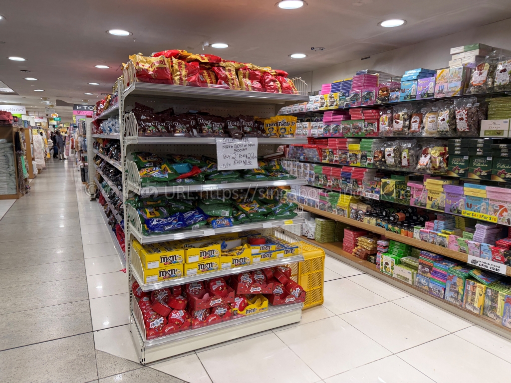 ムスタファセンターの食品とお菓子の売り場