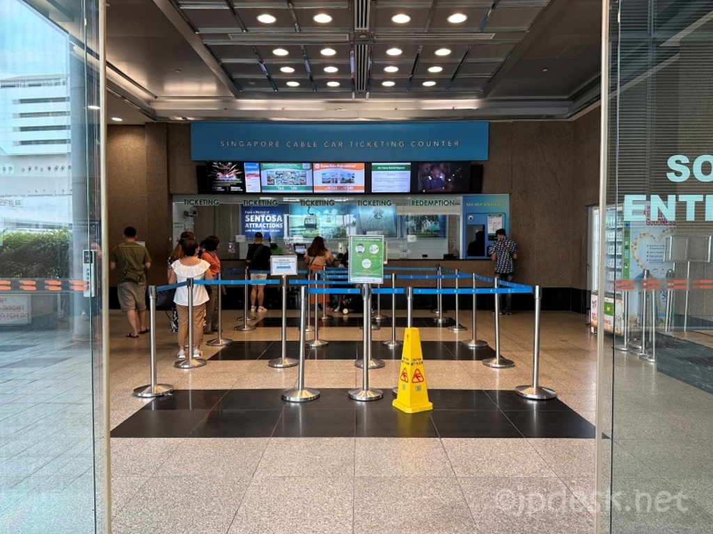 シンガポールケーブルカーのチケット販売窓口で順番待ちしている人は少ない