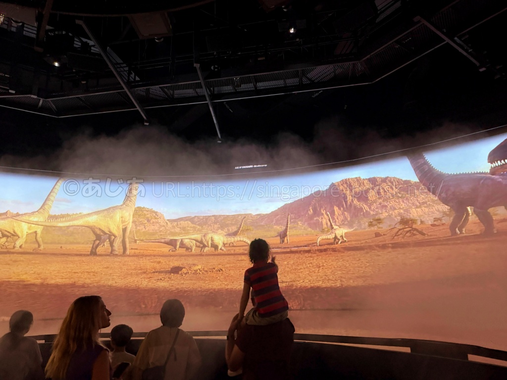 ExploriaのThe Giants Showで巨大スクリーンに映る恐竜