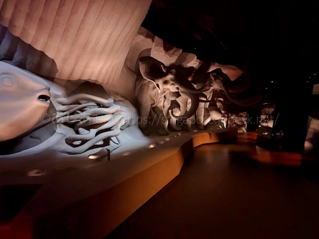 マンモスやナウマンゾウや巨大生物の骨格展示が並ぶRealm of the Giants内部