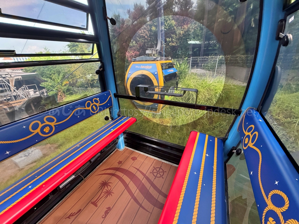 ディズニーをテーマにした青と赤のケーブルカー車内