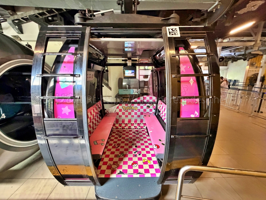 ピンク色のポケモンデザインで装飾されたケーブルカーの車内