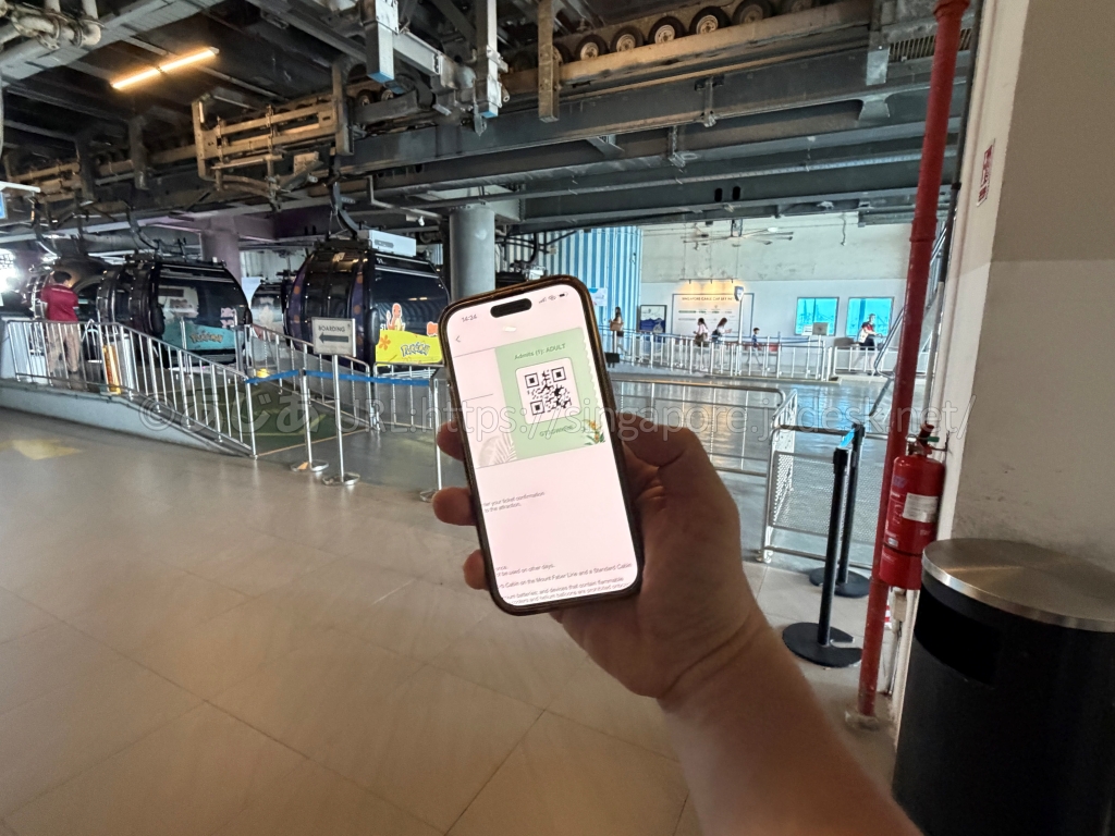 シンガポールケーブルカーのハーバーフロント駅乗り場で用意したQRコードチケット（スマホで表示）