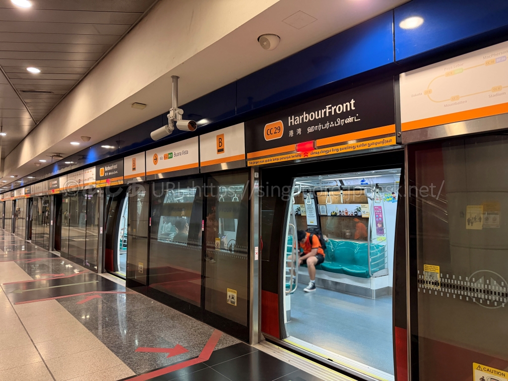 シンガポールMRTハーバーフロント駅のホーム