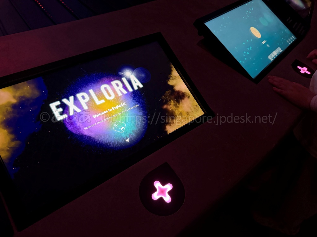 Exploria中央のBiopoolにあるパネルへリストバンドをタッチして登録する様子