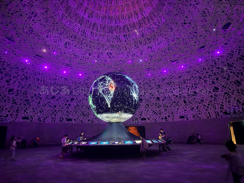 Exploria中央の巨大球体Biopoolで行われるThe Planet Awakens Show