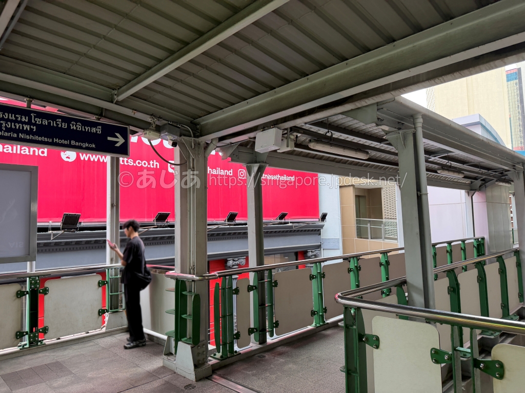 アソーク駅にあるソラリア西鉄ホテルバンコクの案内表示