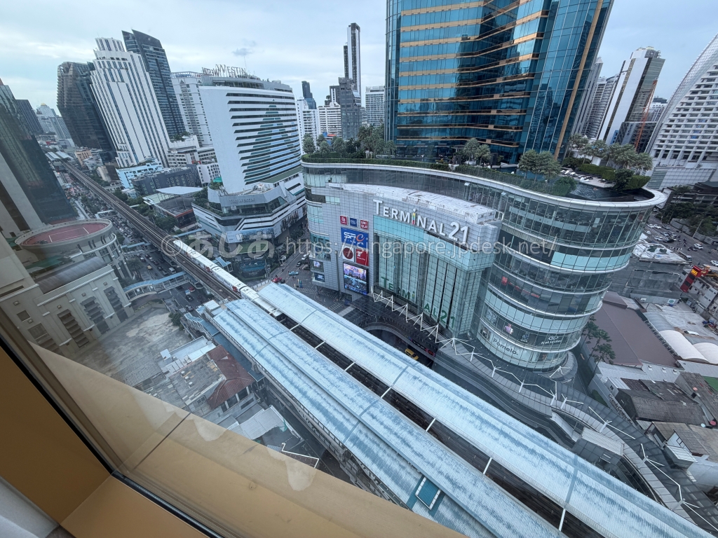 客室から見下ろすBTSアソーク駅とターミナル21の昼景