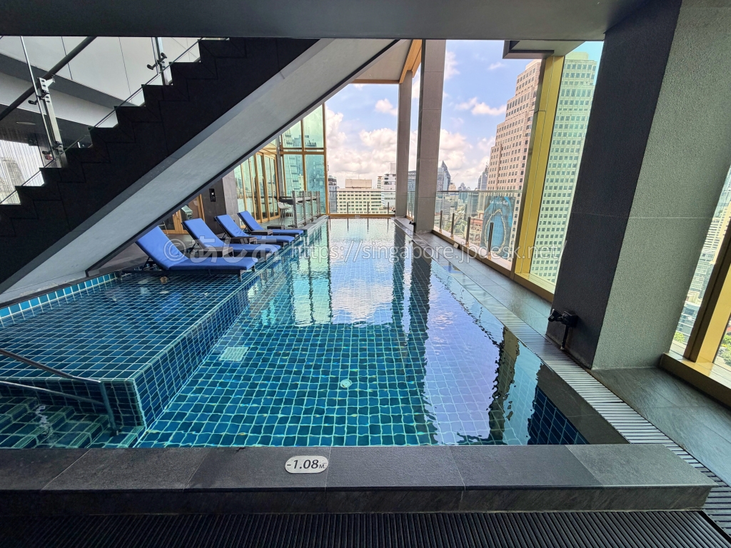 高層ビルを望むソラリア西鉄ホテルバンコクの屋上プール